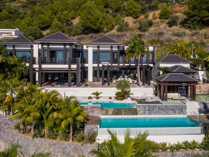 1,237m&sup2; House / Villa with 330m&sup2; terrace for sale in Sierra Blanca / Nag&uuml;eles