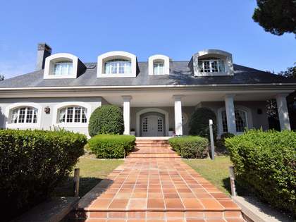 Huis / Villa van 1,850m&sup2; te koop in Mirasierra, Madrid