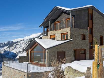 Casa / Vila de 341m&sup2; with 112m&sup2; Jardim &agrave; venda em Grandvalira Ski area