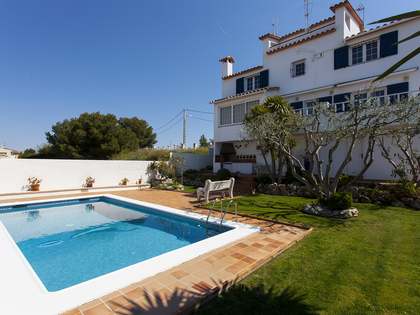 Casa / Vil&middot;la de 470m&sup2; en venda a Els Cards, Barcelona