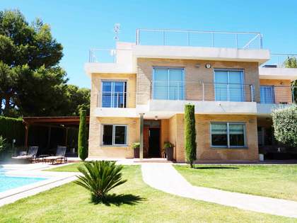 Charming villa with a pool for sale in Alfinach, Valencia