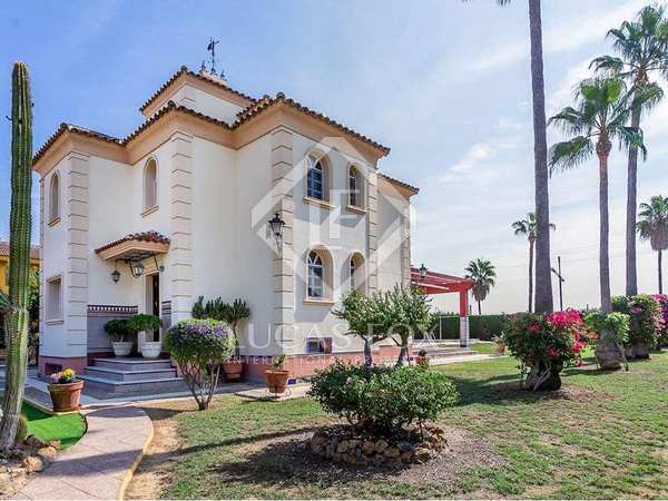 Huis / villa van 400m² te koop met 800m² Tuin in Sevilla