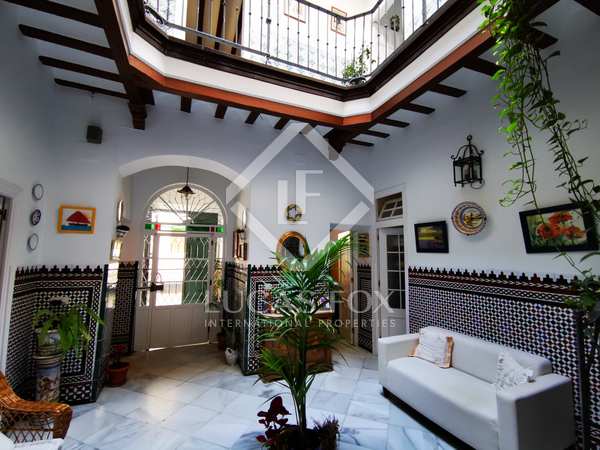 244m² house / villa with 30m² terrace for sale in Sevilla