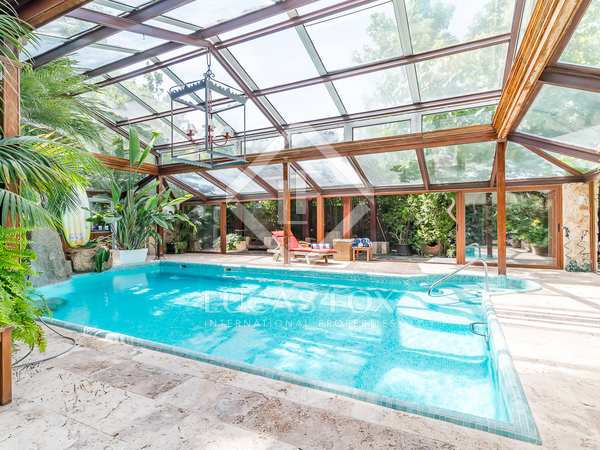 902m² house / villa with 1,000m² garden for sale in Las Rozas