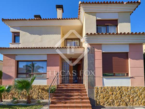 Huis / villa van 453m² te koop met 247m² Tuin in Alfinach