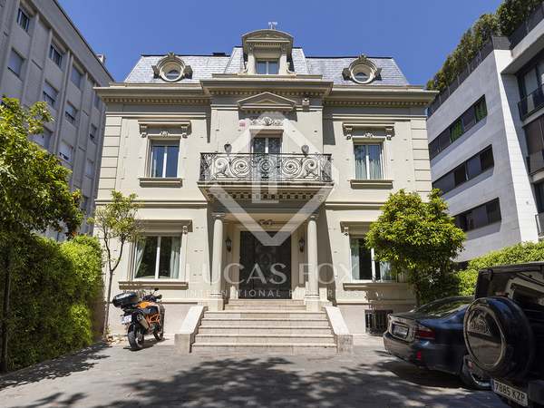 598m² house / villa for sale in Tres Torres, Barcelona