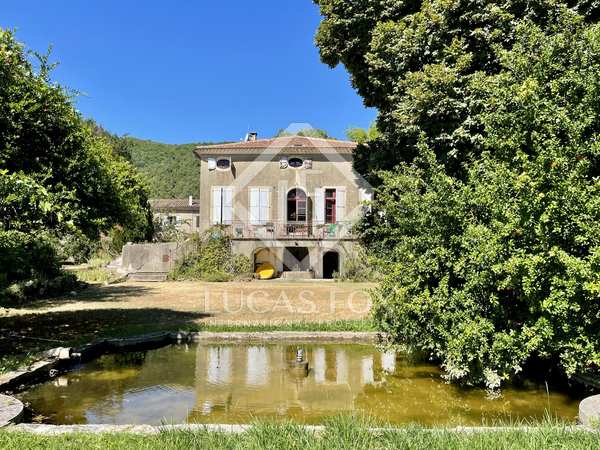 1,042m² house / villa with 301,122m² garden for sale in Montpellier
