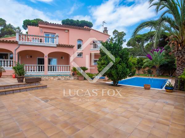 300m² house / villa with 30m² terrace for sale in Sant Feliu