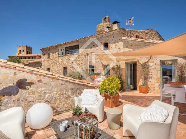 219m² house / villa with 40m² terrace for sale in Baix Empordà