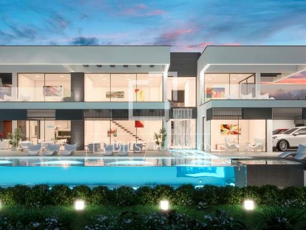 575m² Luxury Property for sale in Nueva Andalucía