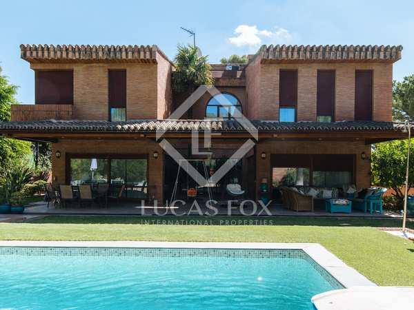 512m² house / villa with 260m² garden for sale in Sevilla
