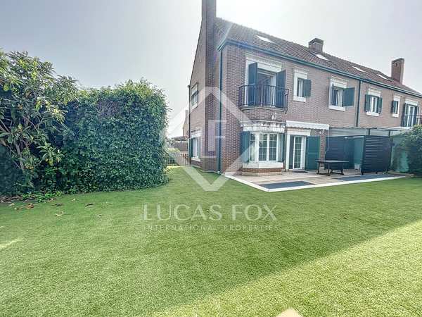 300m² house / villa with 100m² garden for rent in La Moraleja