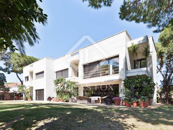 600m² house / villa for sale in La Pineda, Barcelona