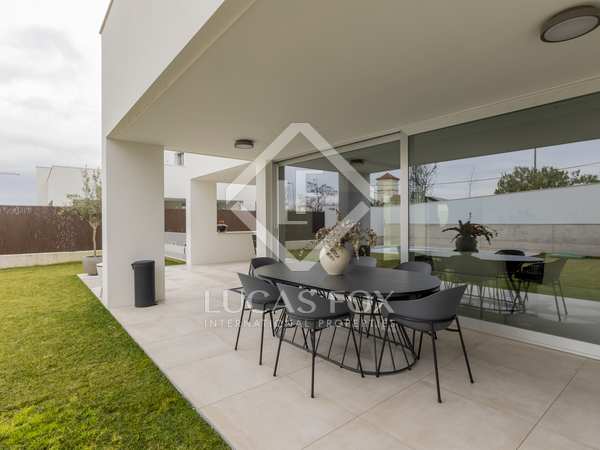 347m² house / villa with 200m² garden for rent in Aravaca