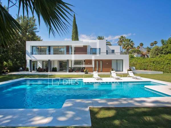 880m² House / Villa with 849m² garden for sale in Nueva Andalucía