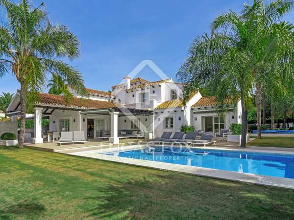Villa van 506m² te koop met 300m² Tuin in Nueva Andalucía