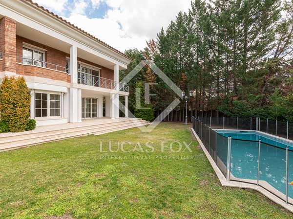 718m² house / villa for rent in Golf-Can Trabal, Barcelona