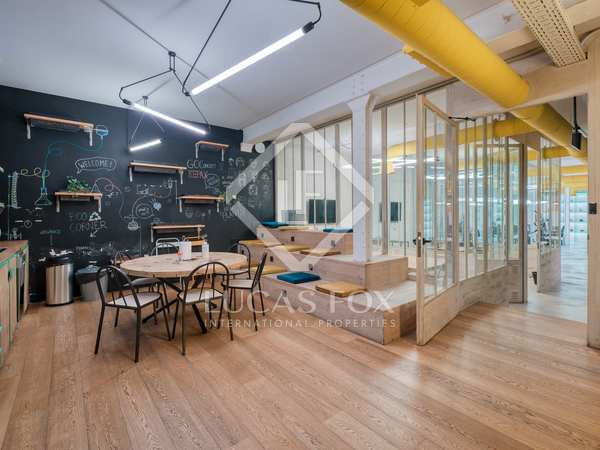 Офис 256m², 10m² террасa на продажу в Justicia, Мадрид