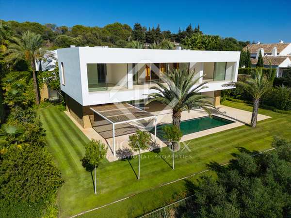 713m² house / villa with 185m² terrace for sale in Estepona