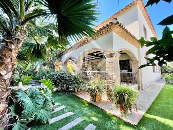 357m² house / villa with 40m² terrace for sale in Alicante ciudad