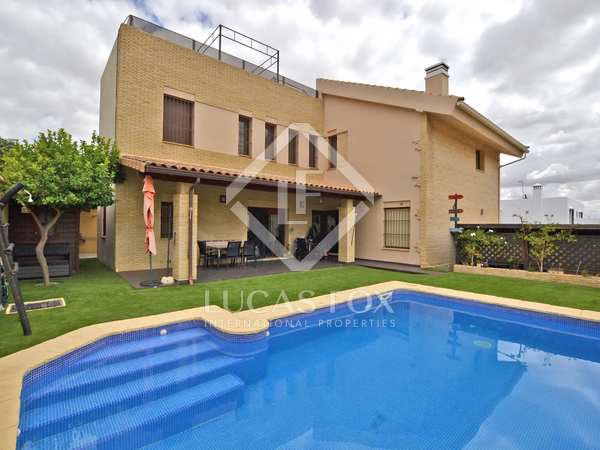 388m² house / villa with 205m² garden for sale in Sevilla