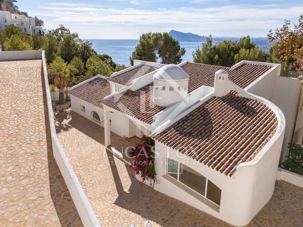 373m² house / villa with 179m² terrace for sale in Altea Town