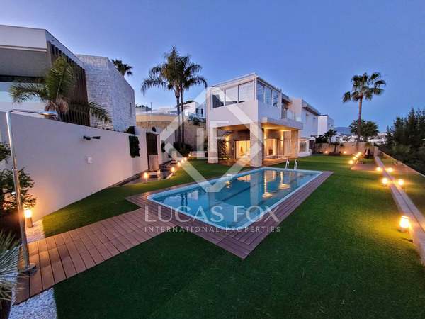 291m² house / villa with 44m² terrace for sale in Atalaya