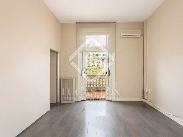 210m² apartment with 8m² terrace for sale in Eixample Right