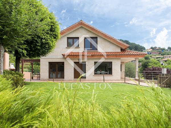 374m² house / villa with 14m² terrace for sale in Pontevedra