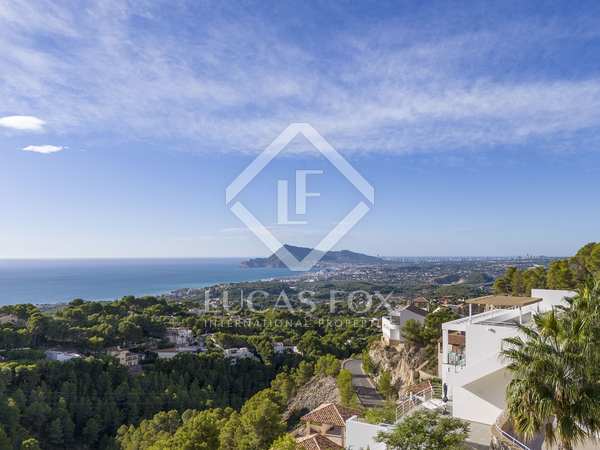 188m² house / villa with 150m² terrace for sale in Altea Town