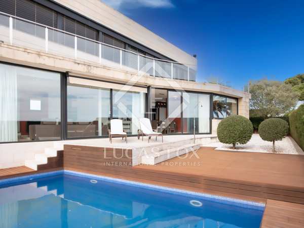 378m² house / villa with 26m² terrace for sale in Sant Feliu