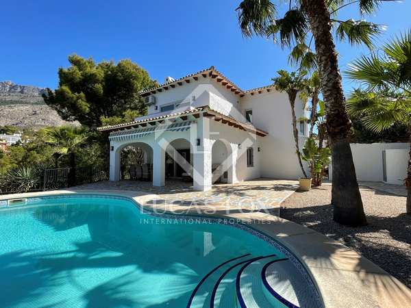 311m² house / villa with 30m² terrace for sale in Altea Town