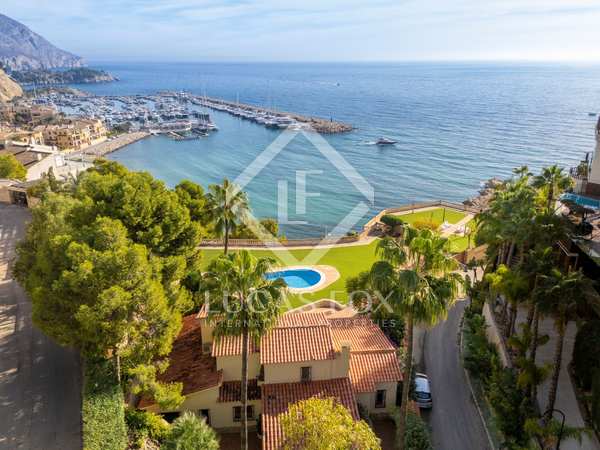 300m² house / villa with 39m² terrace for sale in Altea Town