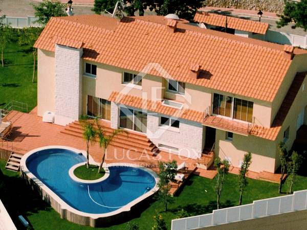 Huis / Villa van 594m² te koop in Vallpineda, Barcelona