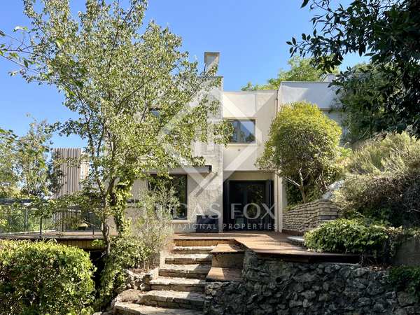 270m² house / villa with 3,250m² garden for sale in Montpellier