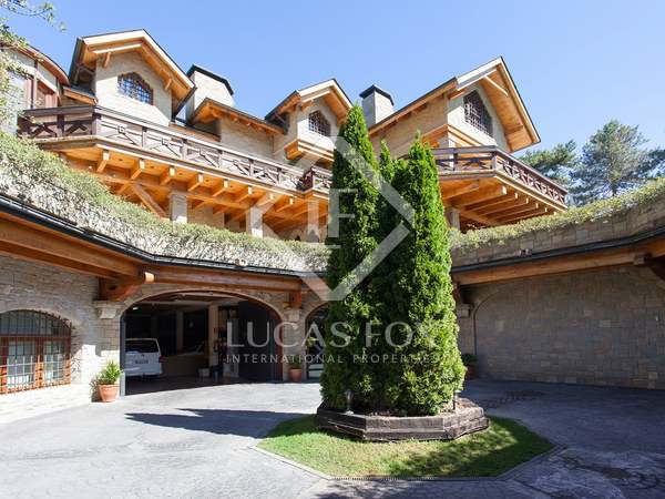 Huis / villa van 1,557m² te koop in Sant Cugat, Barcelona