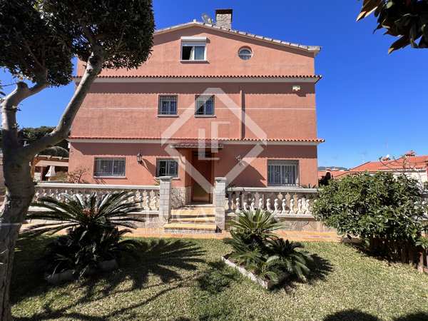 268m² house / villa with 233m² garden for sale in Mataro