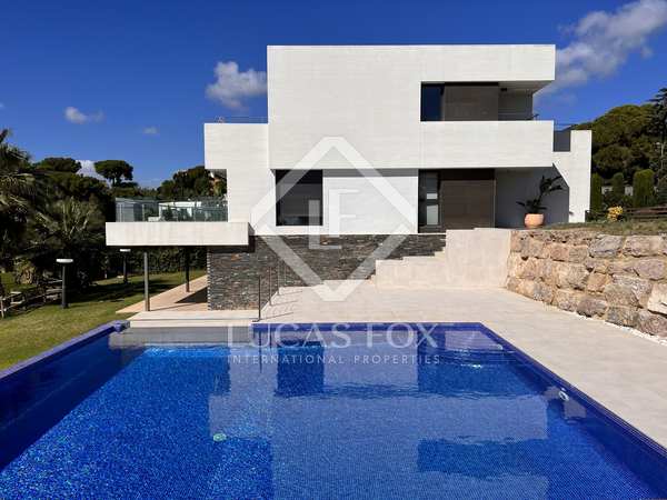 301m² house / villa with 690m² garden for sale in Mataro