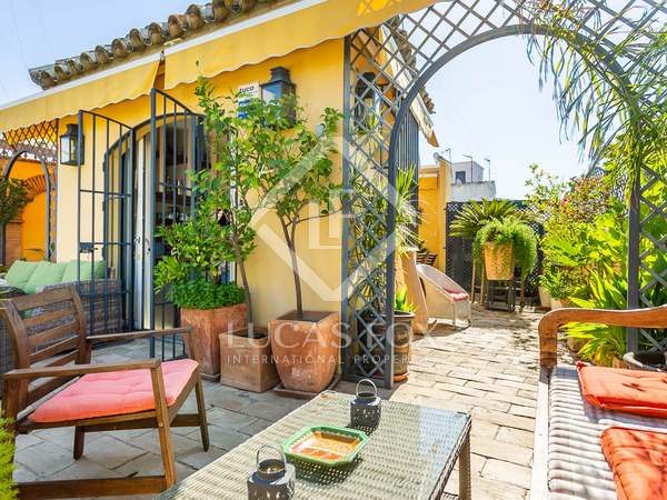 306m² house / villa with 85m² terrace for sale in Sevilla