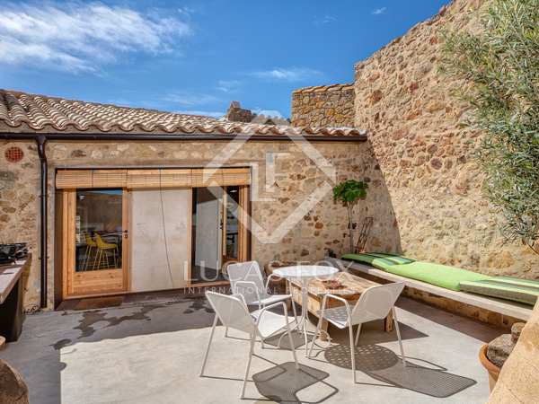 183m² house / villa with 27m² terrace for sale in Baix Empordà