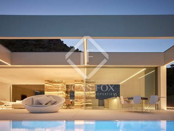 691m² house / villa with 400m² garden for rent in Los Monasterios