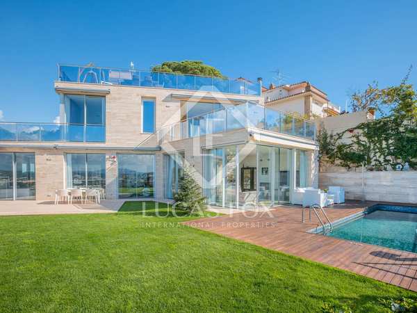Excelente villa moderna con vistas al mar en venta en Lloret