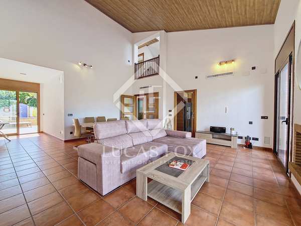 259m² house / villa with 119m² terrace for sale in Vilanova i la Geltrú
