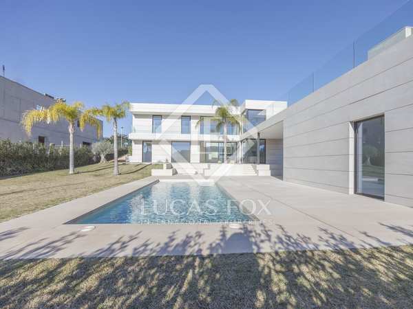 390m² house / villa with 1,129m² garden for sale in Los Monasterios
