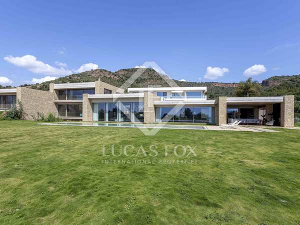 889m² house / villa with 141m² terrace for sale in Los Monasterios