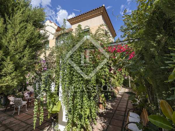 334m² house / villa with 213m² garden for sale in Gràcia