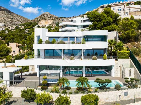 376m² house / villa with 477m² garden for sale in Altea Town