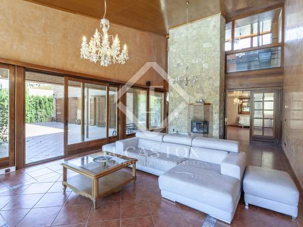 803m² house / villa with 300m² terrace for sale in El Bosque / Chiva