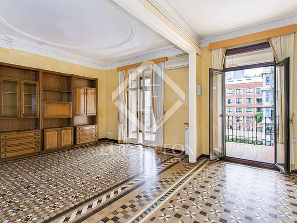 Third floor apartment to renovate on Calle Ausias March