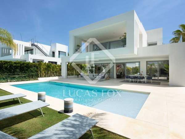 599m² haus / villa mit 212m² terrasse zum Verkauf in Nueva Andalucía